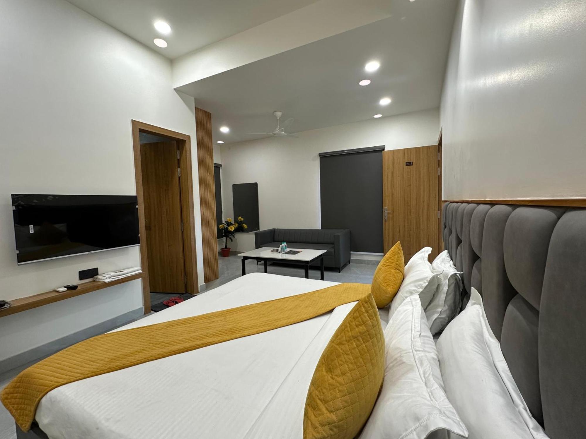 Hotel Sky Way Inn Hisār 外观 照片