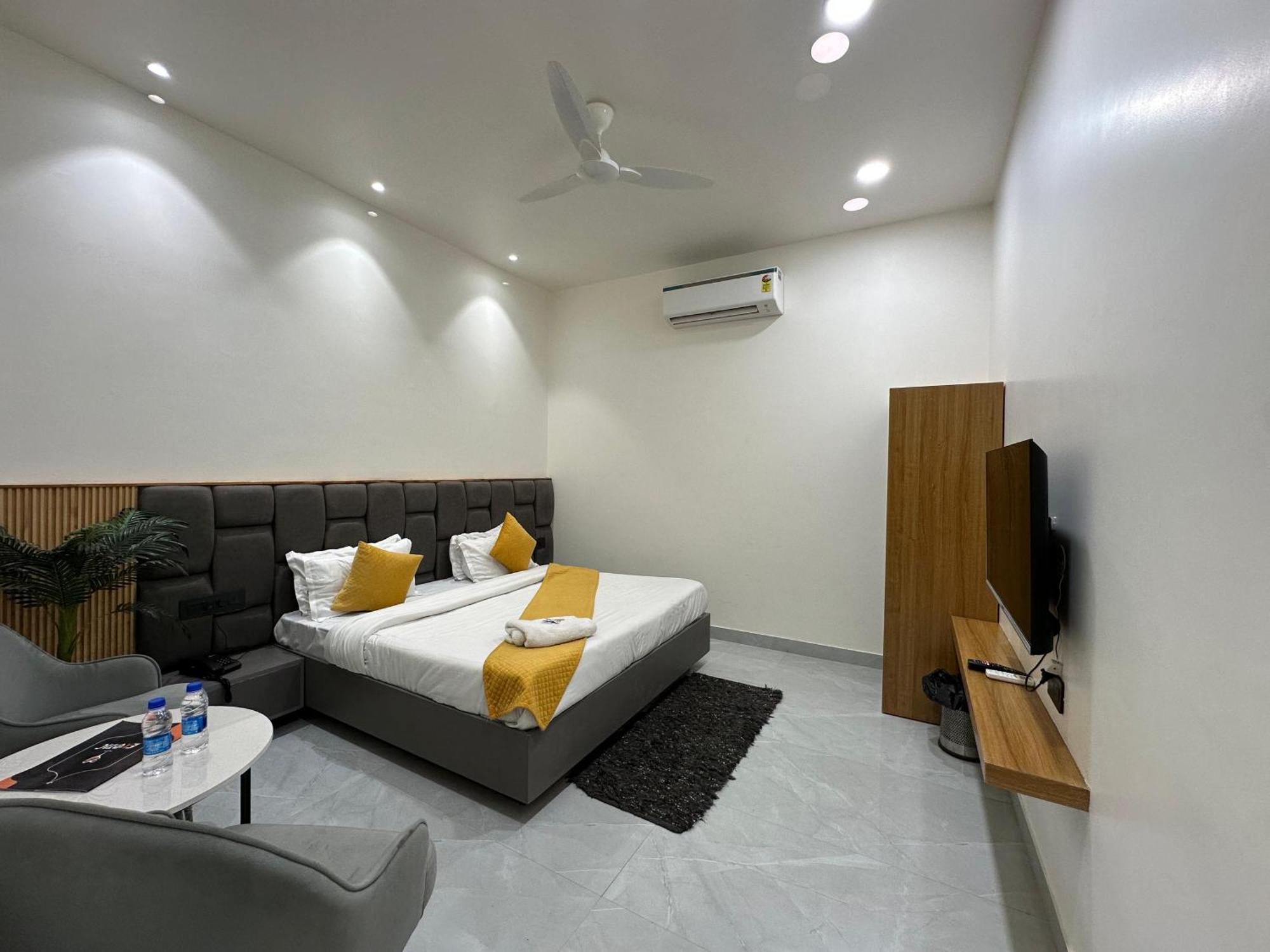Hotel Sky Way Inn Hisār 外观 照片